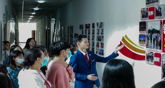 图为讲解员介绍学院特色风采