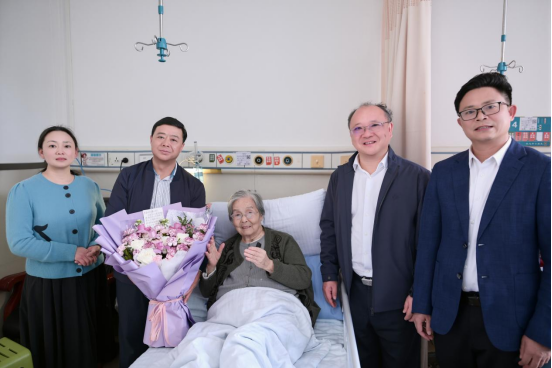 致敬建校前辈 传承初心使命校领导看望慰问离休老干部马秀云
