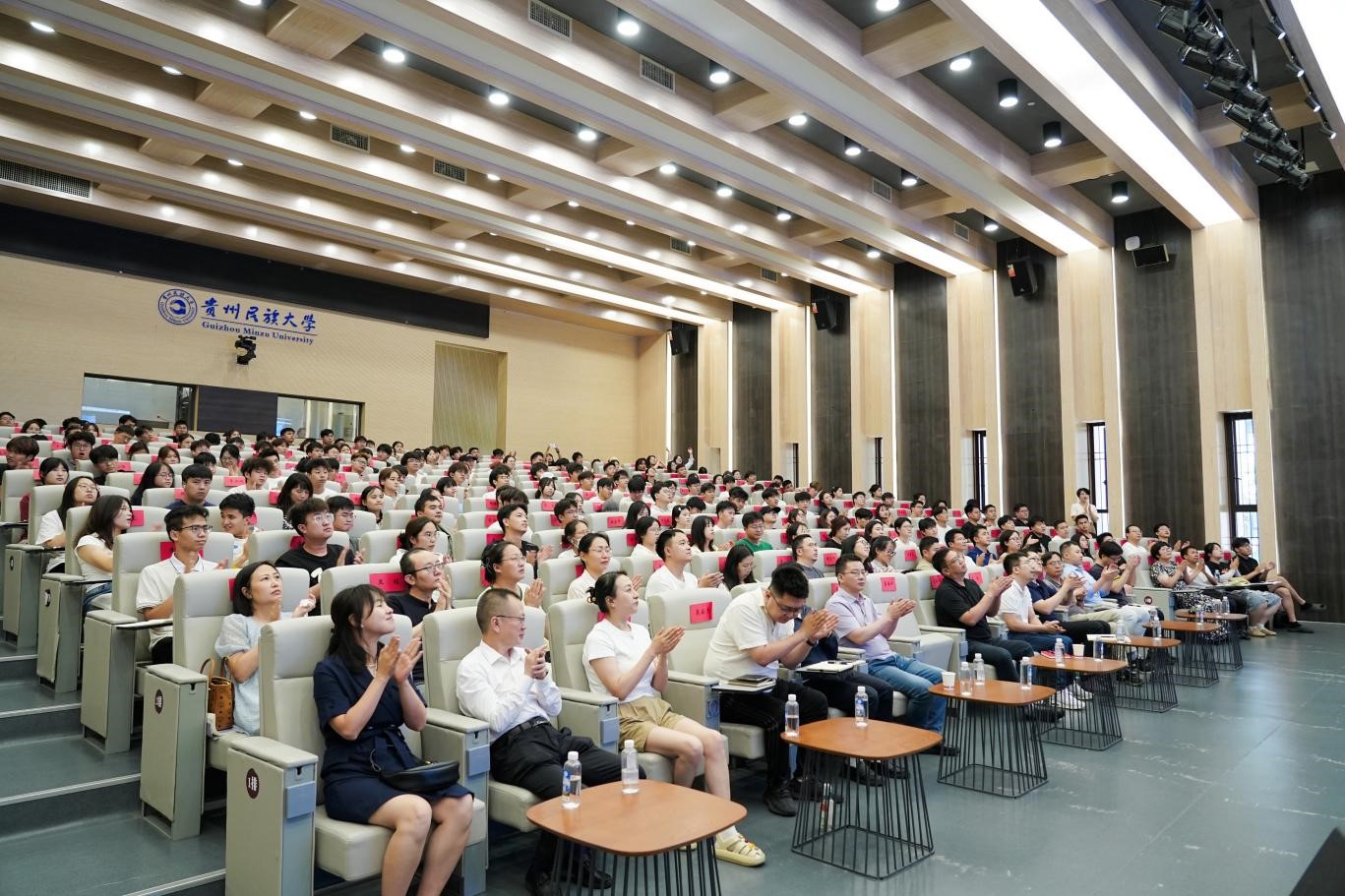 中国工程院院士贺克斌应邀为我校师生作学术报告