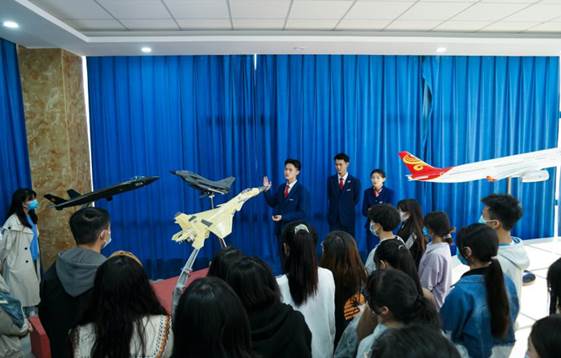 图为讲解员介绍战斗机模型