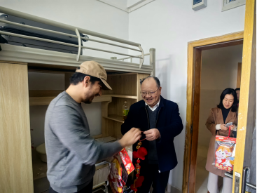 吴一文看望慰问寒假在校留学生代表