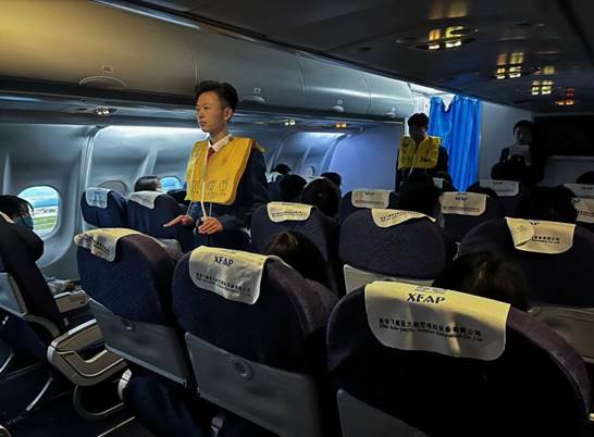 图为讲解员进行安全演示