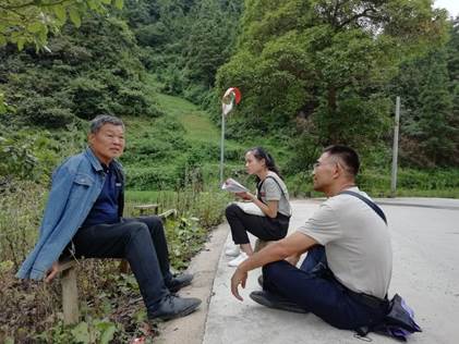 带领学生调查乡村民族历史文化