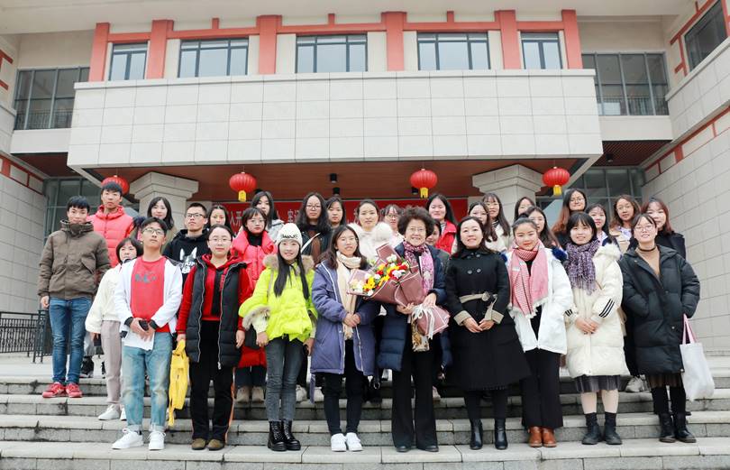 马克卿和同学们合照