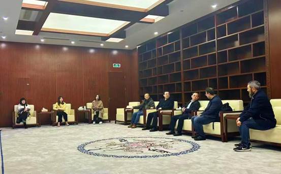 图2 贵州民族大学副校长任达森接待重庆大学图书馆同仁