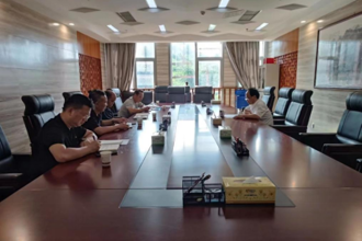 校党委副书记张鹏程听取学校驻村工作汇报