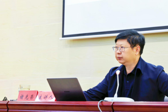 校党委书记褚光荣教授为2022级本科生上形势与政策课