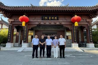 校长吴一文拜访校友会会长唐建荣