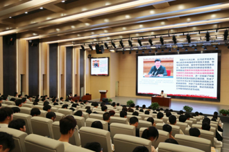 校党委书记褚光荣为学生上形势与政策课