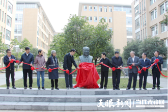 贵州民族大学为著名社会学家费孝通先生塑像