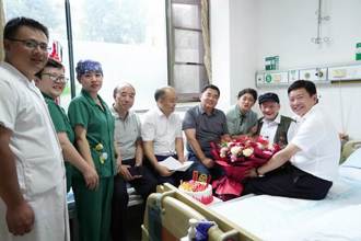 省委老干部局副局长吴春峰一行看望慰问我校离休干部钟用坦