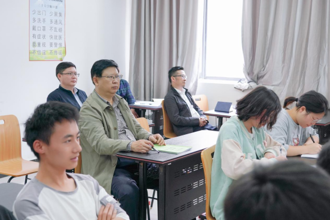 校党委书记褚光荣深入课堂听思政课