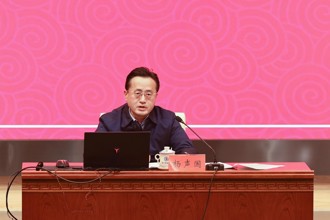 校党委副书记杨声国向师生宣讲党的二十大精神