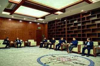 贵州电子科技职业学院党委副书记、院长罗松华一行到我校考察交流