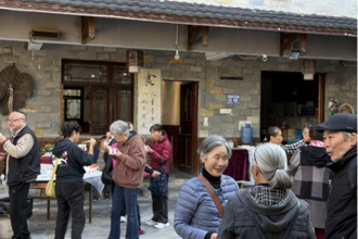 漫步麦翁古寨 乐享秋日时光——离退休干部工作处组织老同志秋游活动