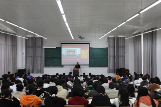 校党委副书记张鹏程深入课堂为学生讲授思政课