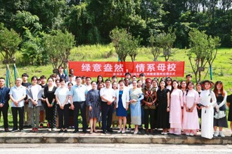 绿意盎然情系母校贵州民族大学国际校友向学校捐赠紫薇树