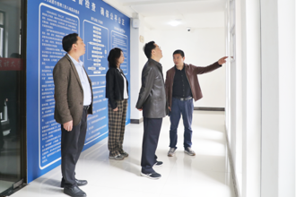 校党委副书记杨声国率队开展校园宣传品巡查