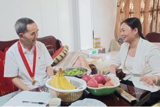 副校长汪红走访慰问离休干部党员和“光荣在党50年”纪念章获得者代表