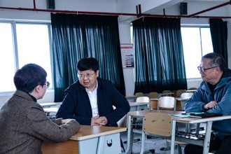 校党委书记褚光荣赴马克思主义学院听思政课并调研指导工作