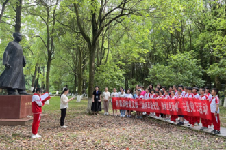 缅怀革命先烈  传承红色精神 附属学校党支部开展主题党日活动