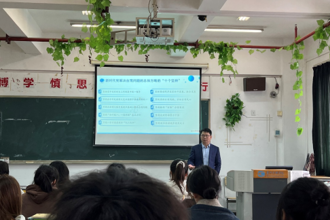 副校长卢云峰为马克思主义学院学生上形势政策课