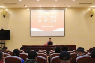 校党委委员、副校长汪红向师生宣讲党的二十大精神