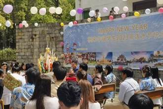 贵州民族大学来华留学生欢度泼水节