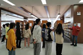 喜庆二十大 书香迎新生——我校图书馆组织开展2022级新生入馆体验活动