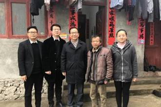校党委书记张学立看望慰问贫困生和我校法律援助精准扶贫志愿者
