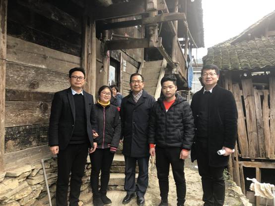 校党委书记张学立赴三都县看望慰问贫困生1