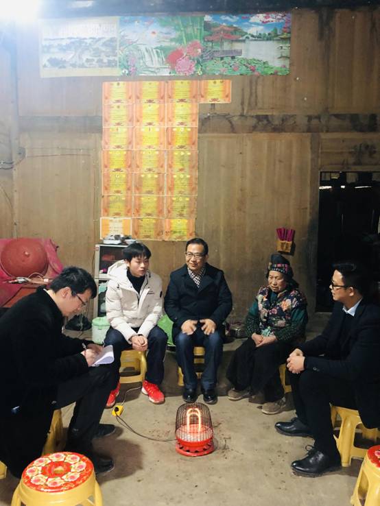 校党委书记张学立看望贫困生