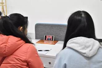 学两会 促成长 贵州民族大学学子热议两会