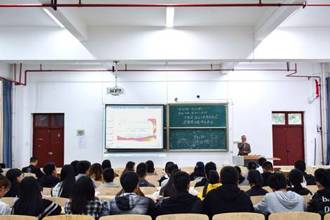 副校长韦维深入课堂听思政课