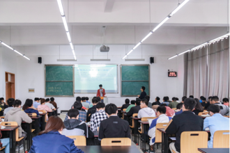 副校长周杰深入教学一线听思政课