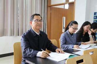 校领导张学立、王林深入教学一线听思政课