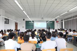 校党委副书记张鹏程深入教学一线指导思政课教学