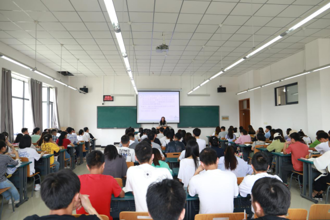 校纪委书记吴嶷晖深入课堂听思政课