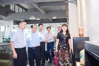 参加新时代高等教育内涵式发展研讨会的领导专家参观考察我校  张学立 张鹏程陪同