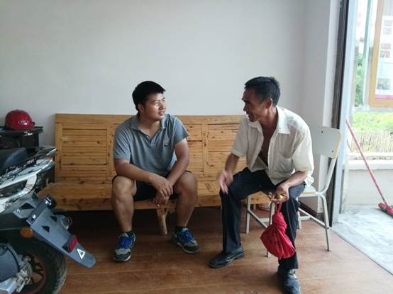 和报友村贫困户邰相忠座谈,了解其家庭实际困难,为其申请5000元改造房屋透风漏雨问题.jpg