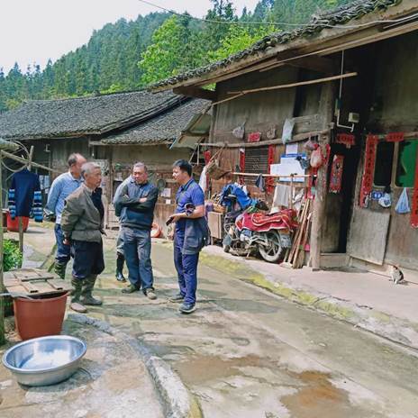 为2019年拟脱贫户吴老良的老旧危房因户施策,实地查看并研究危房改造事宜.jpg