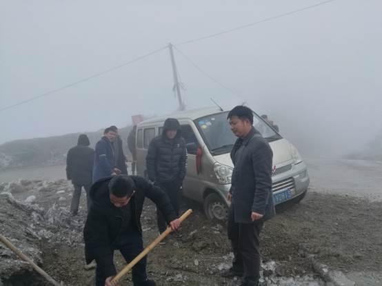 雪凝天气2018年冬在报友村烧人坳抗凝冻抢险,保障车辆通行安全.jpg