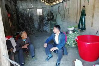 把论文写在脱贫攻坚的大地上 ——记镇远县金堡镇辽家坳村第一书记叶成勇