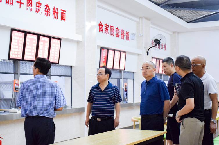 走进食堂