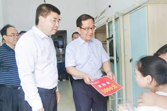 校领导张学立、陶文亮等看望2019级新生及迎新工作人员