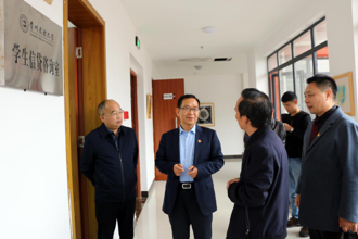 校党委书记张学立一行赴学生信贷咨询室调研指导工作