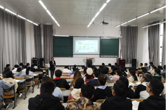 副校长周杰为商学院学生上形势与政策课