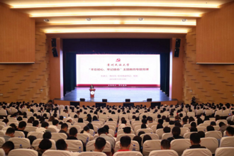 校党委副书记、校长陶文亮为我校师生党员代表上党课