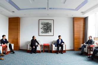 校党委副书记张鹏程会见中国社会扶贫网西南中心主任张攀一行