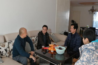 校党委副书记杨声国一行走访慰问学校党外人士代表